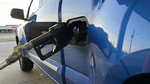 Illinois Quick Hits: Fuel price drops below $4.25, still higher than in 2025